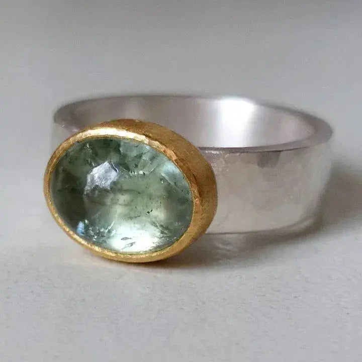 Emerald band with oval gem, Retro