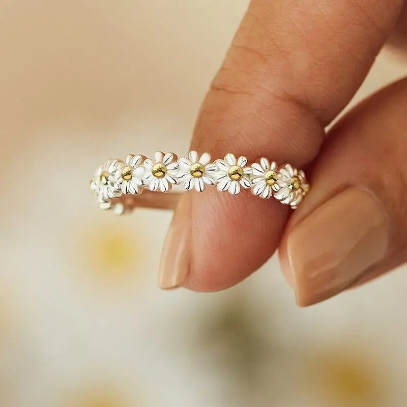 Flexible Silver and Artfully Crafted Enamel Daisy Ring