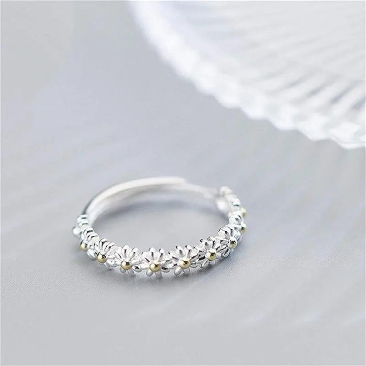 Flexible Silver and Artfully Crafted Enamel Daisy Ring